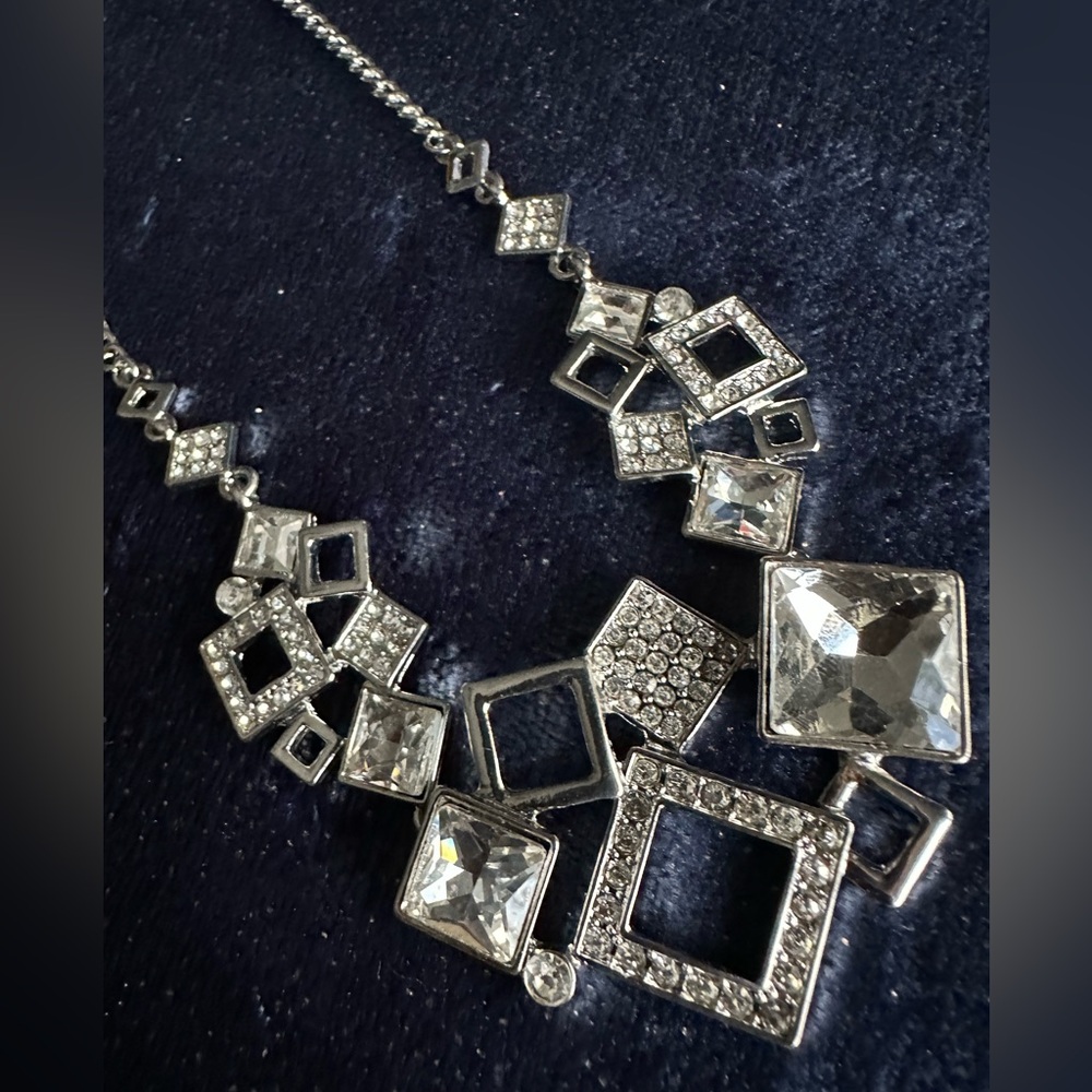 Beautiful Statement Piece Lightweight Necklace. S… - image 2